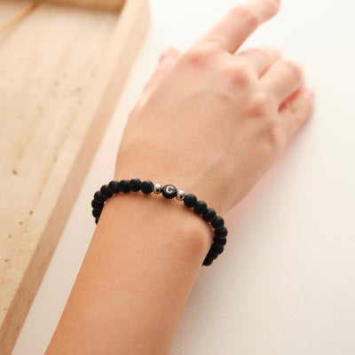 Initial Partnerarmband mit schwarzen Perlen - OTANTO