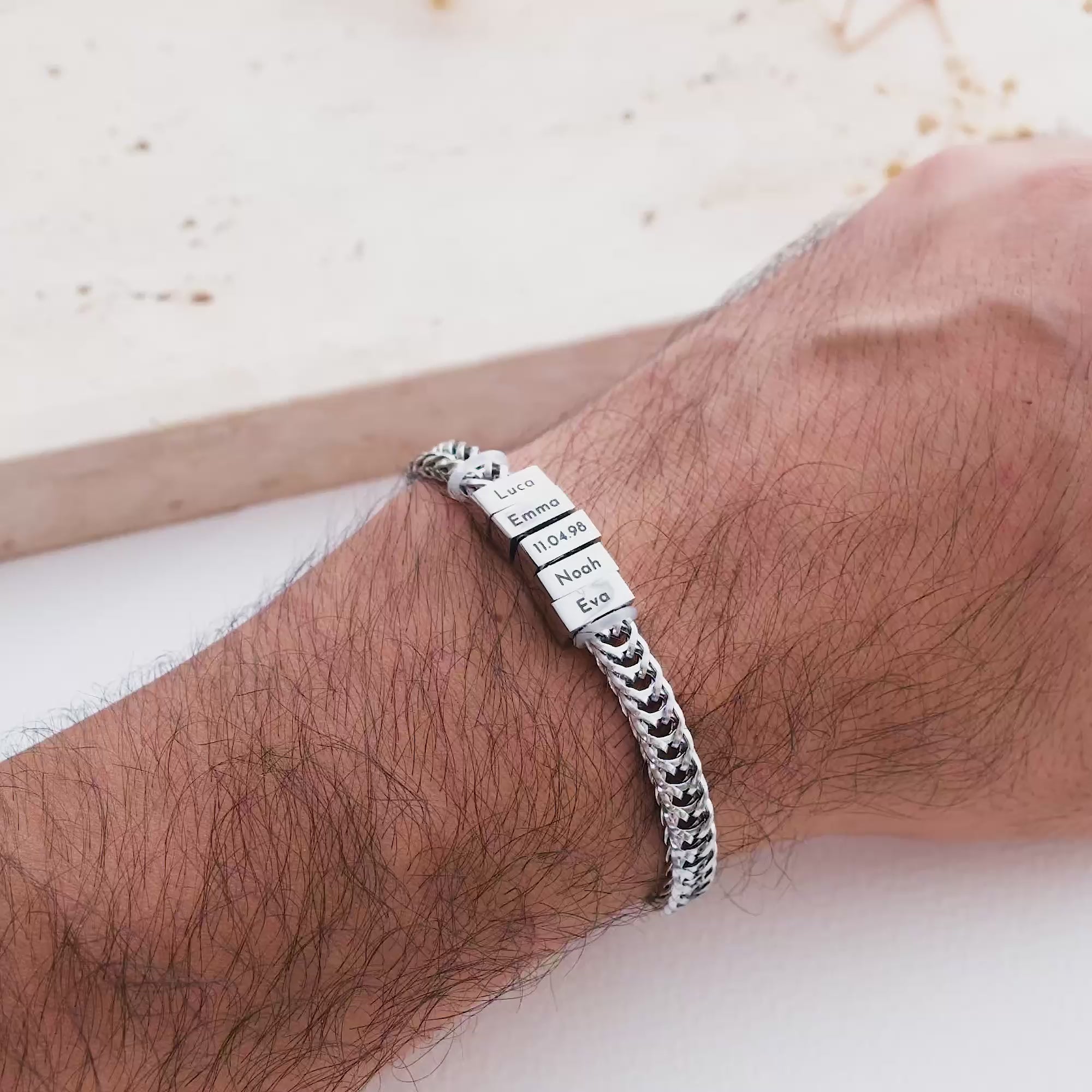Retro armband met gegraveerde zilveren kralen