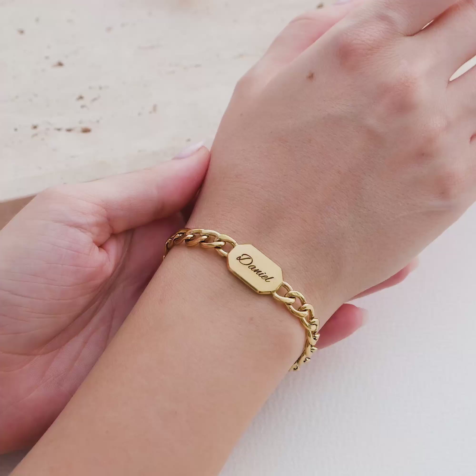 Oktagon partnerarmband met gravure