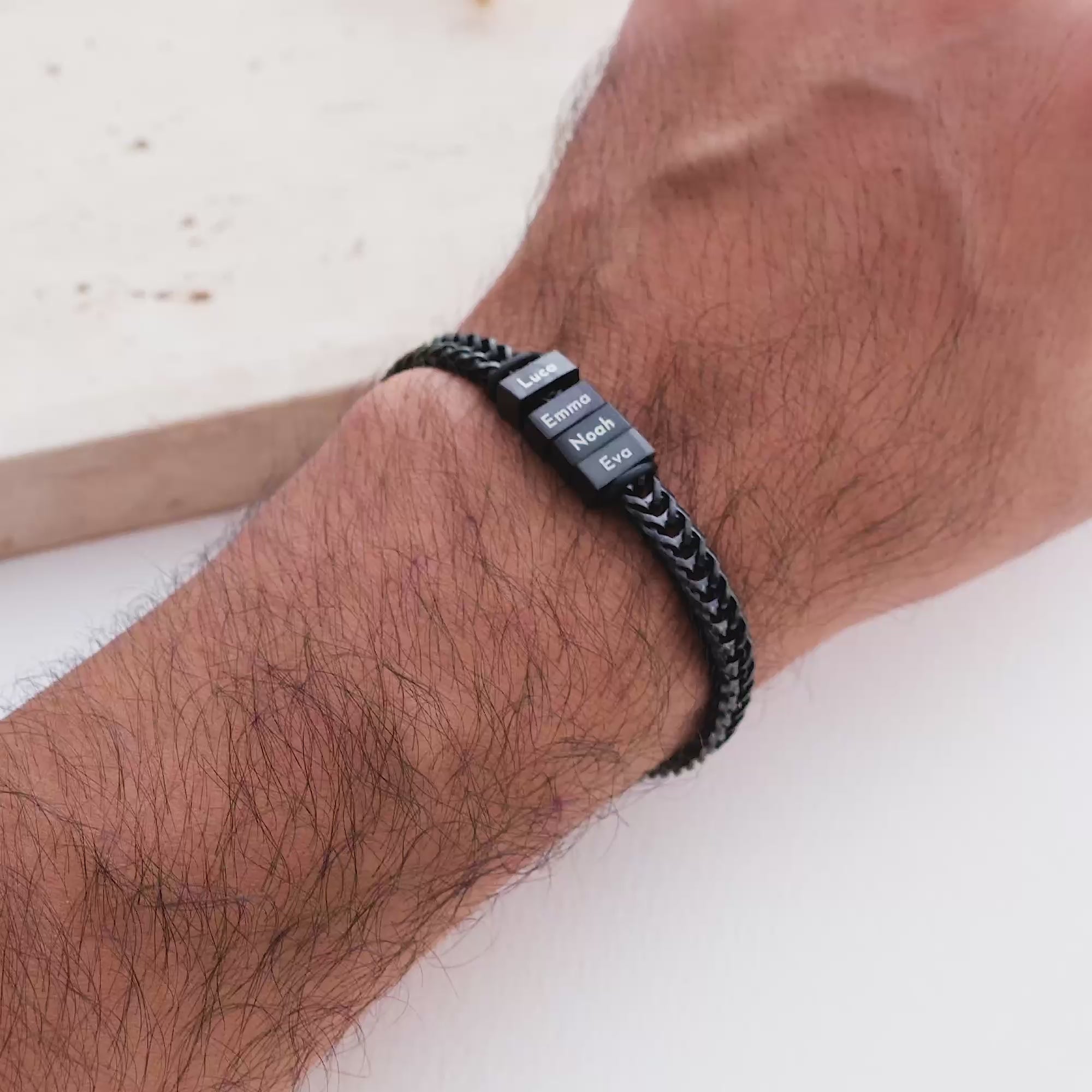 Retro armband met gegraveerde zwarte kralen
