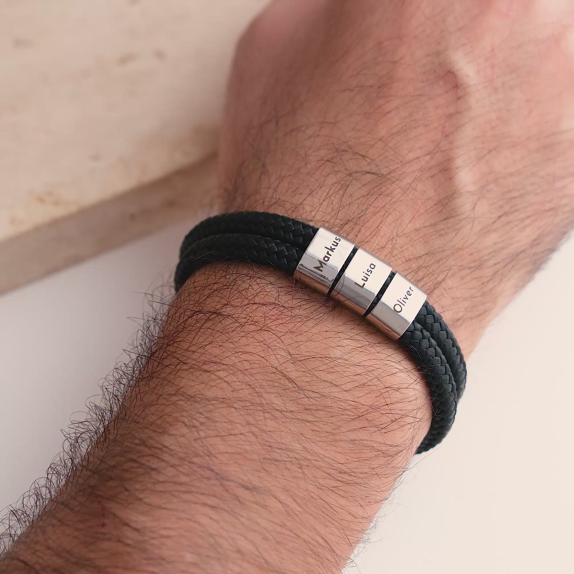 Zwart zeiltouw armband met ringgravure