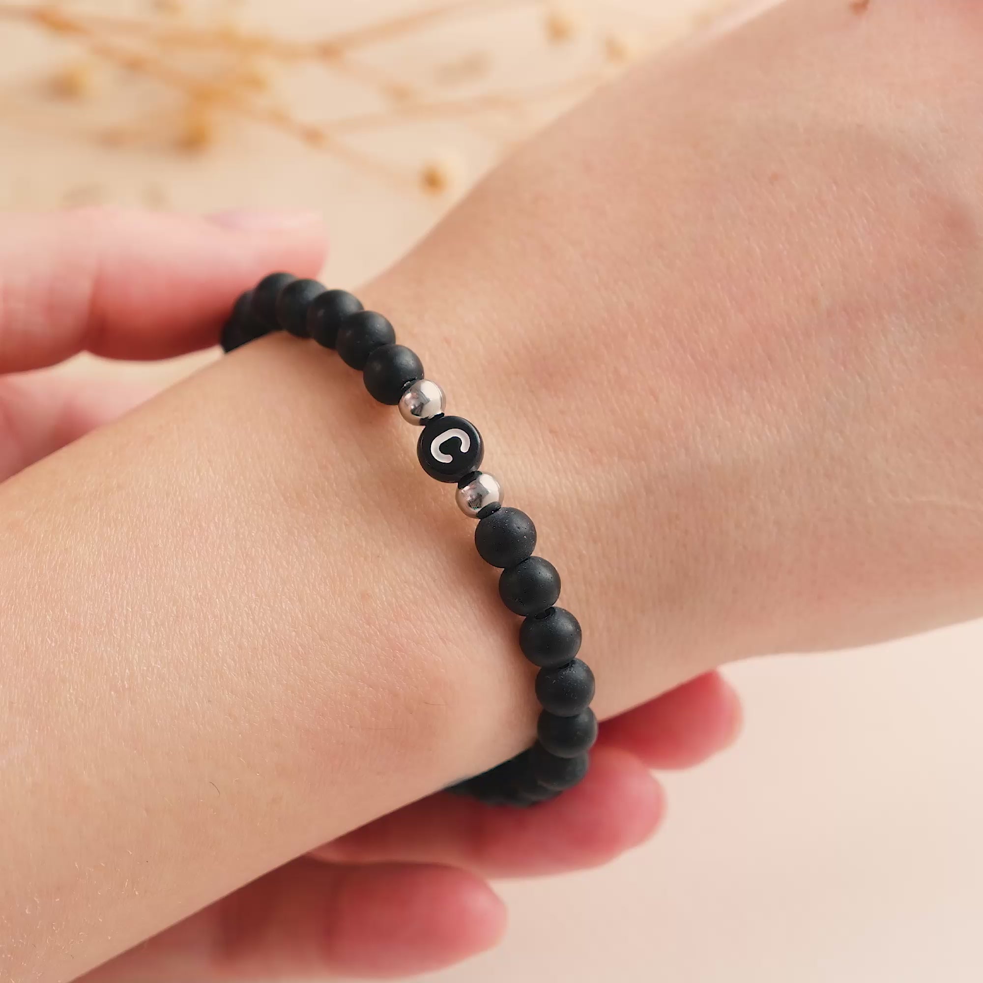 Initiële partnerarmband met zwarte kralen