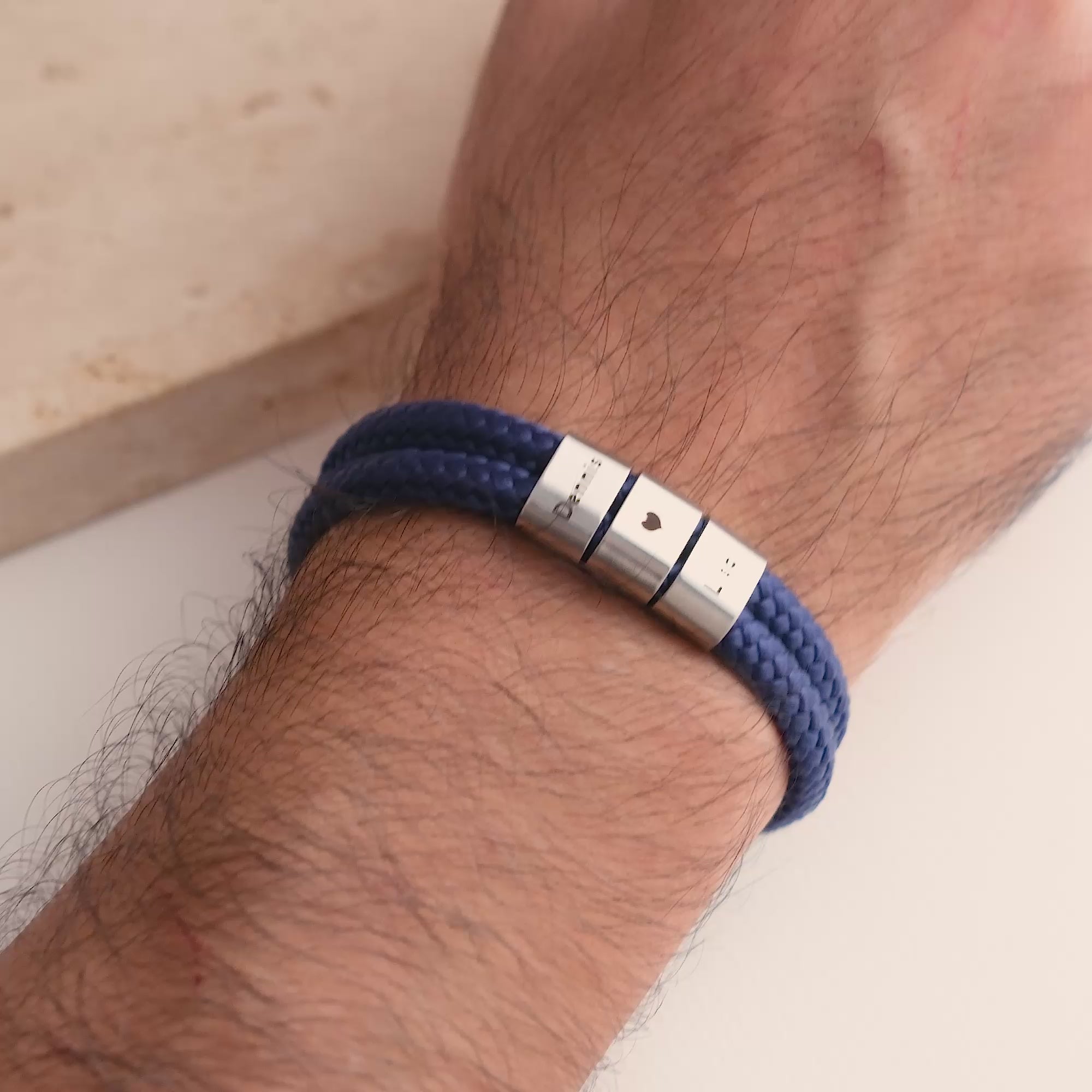 Blau zeiltouw armband met ringgravure