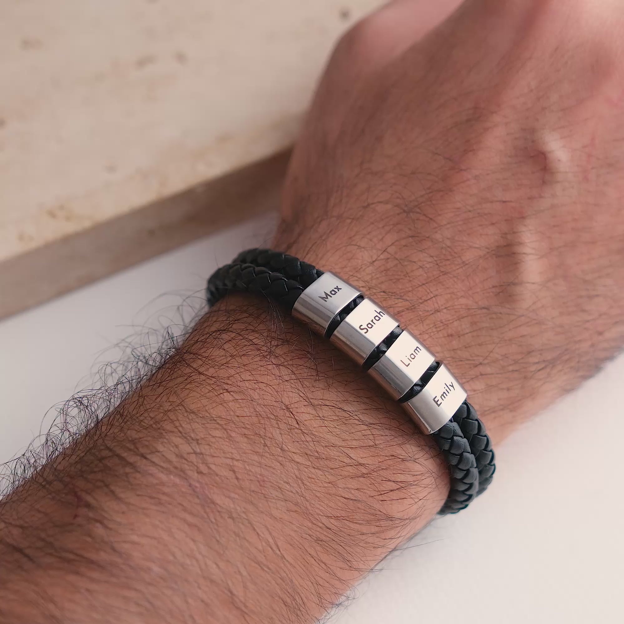 Dubbele leren armband met gegraveerde kralen