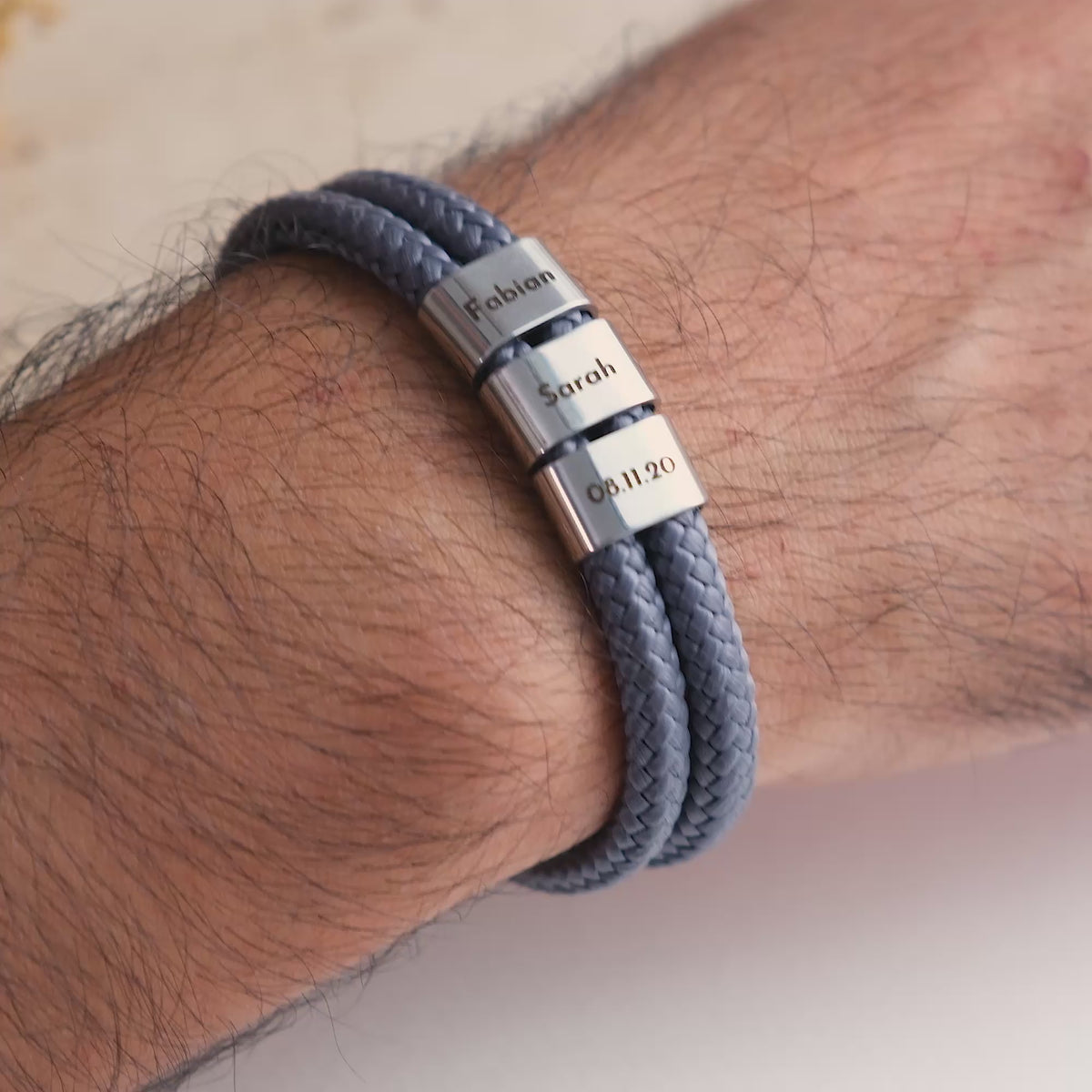 Grijs zeiltouw armband met ringgravure