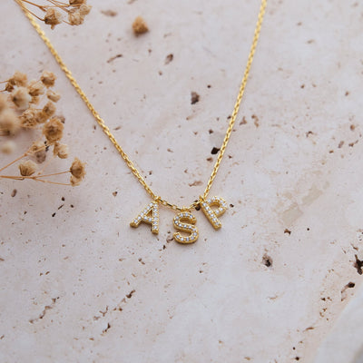 Zirkonia Initial Halskette bis zu drei Buchstaben - OTANTO